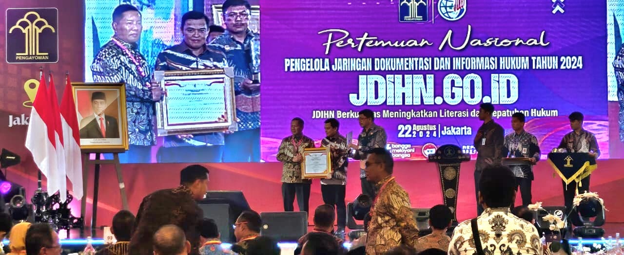 Menghadiri JDIH Award